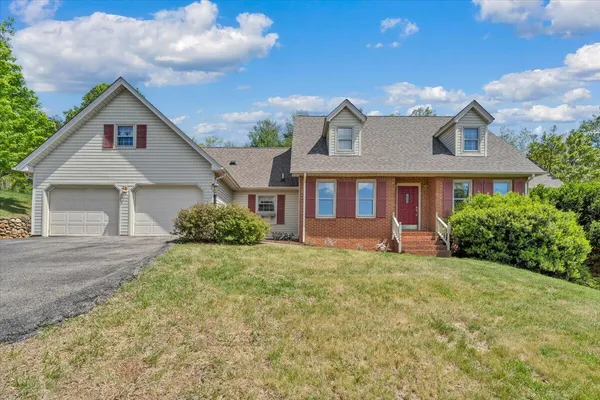 a view of a yard in front of house
