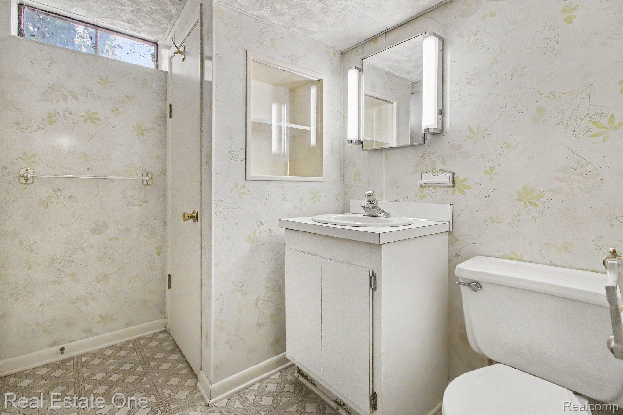 1347 East Square Lake Road Troy, MI 48085 - Photo 15 of 22 013_file_6911.jpg