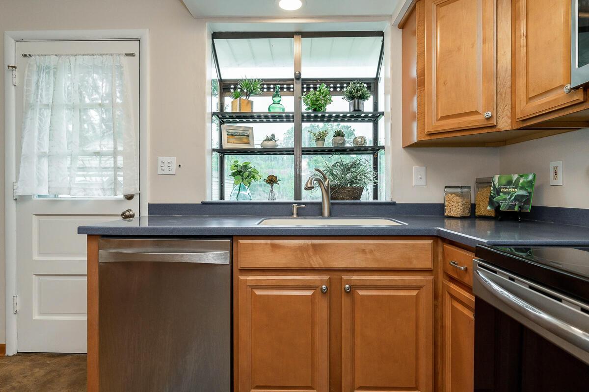 2519 Cranford Road Columbus, OH 43221 - Photo 12 of 37 2519 Cranford kitchen sink and dishwashe