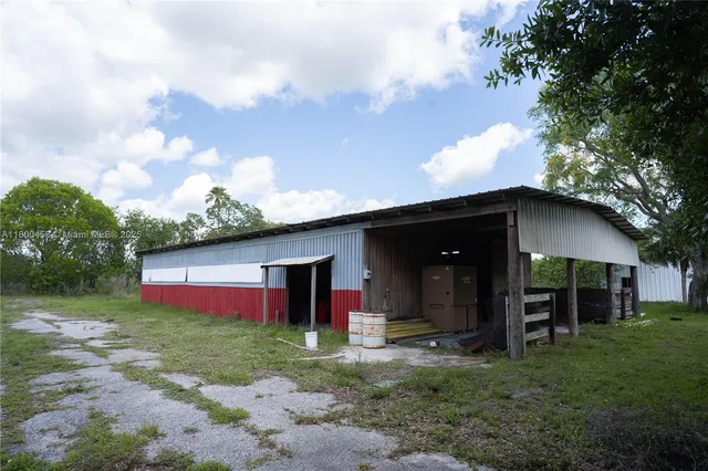 a view of front of house with a yard