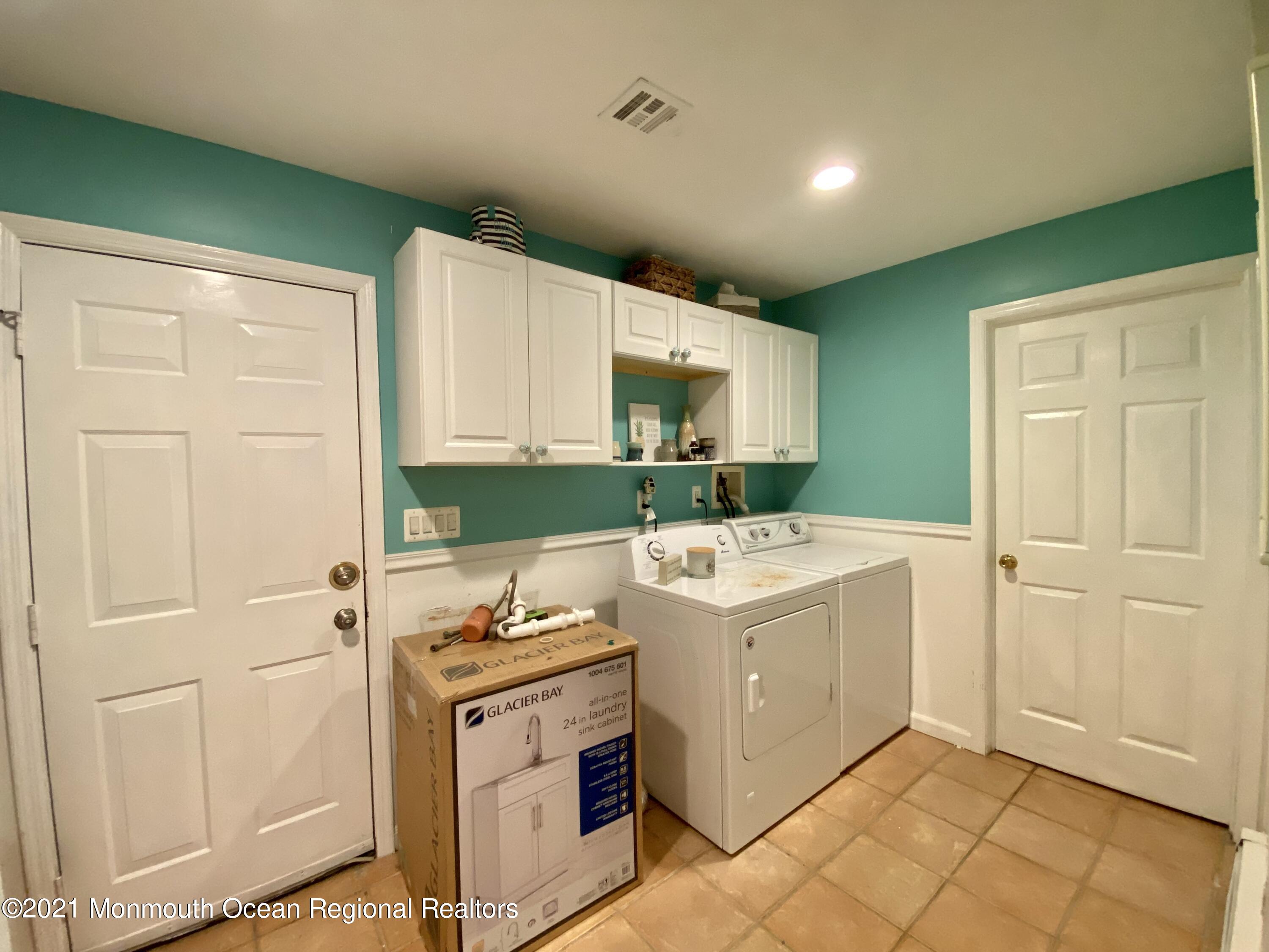390 Cobain Road Jackson, NJ 08527 - Photo 22 of 53 a utility room with dryer and washer