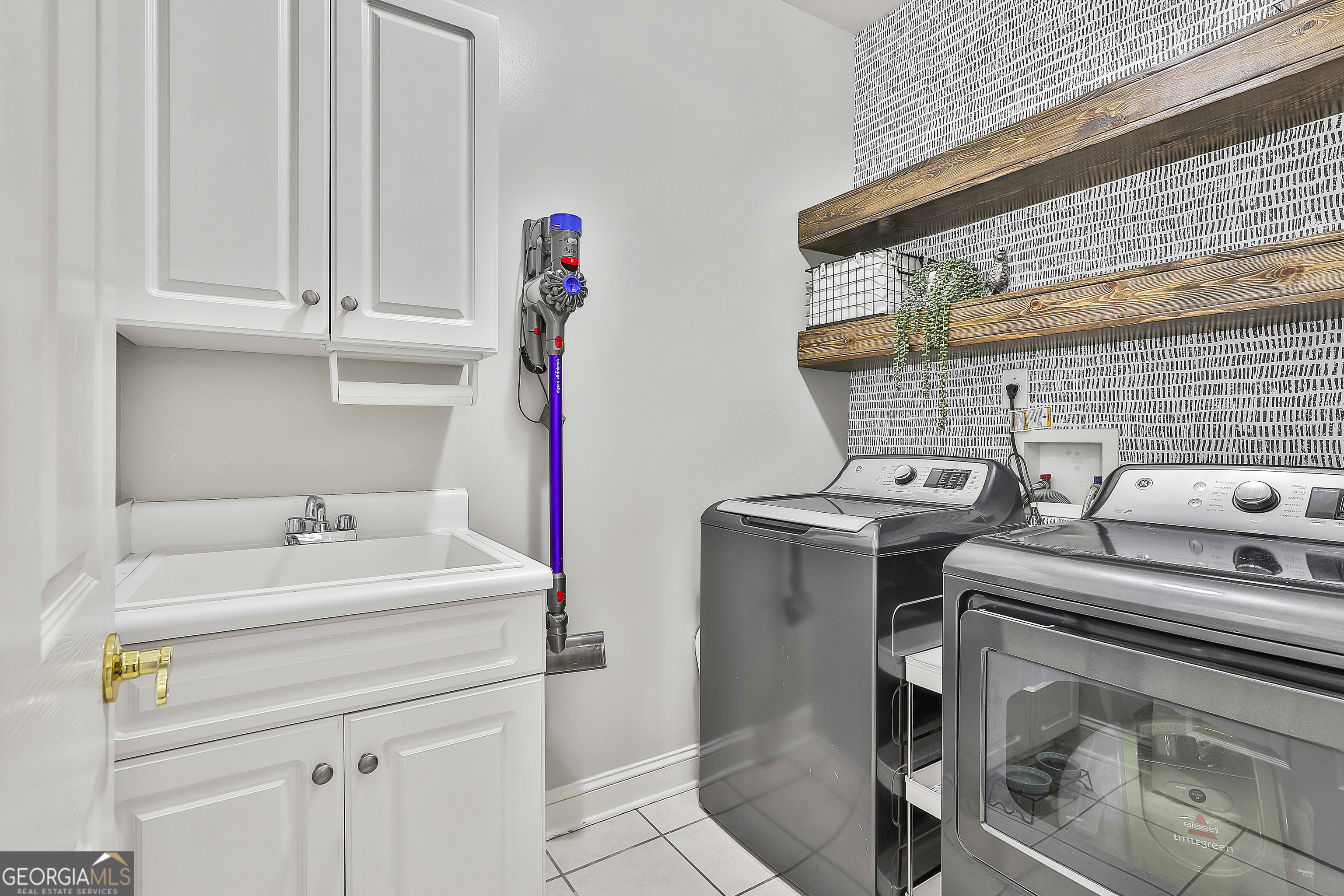 80 Middleton Trace Newnan, GA 30265 - Photo 31 of 92 a utility room with dryer and washer