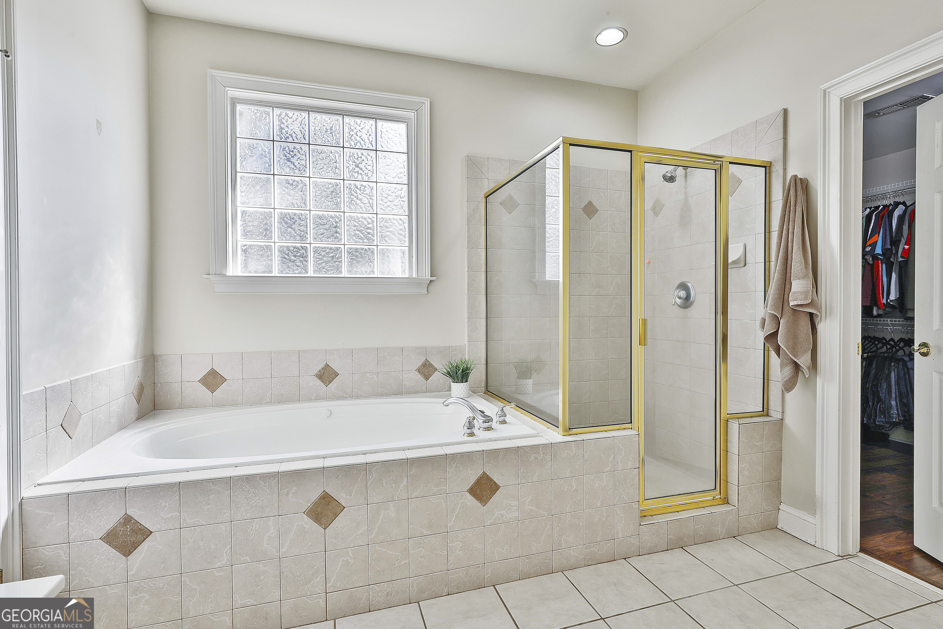 80 Middleton Trace Newnan, GA 30265 - Photo 35 of 92 a bathroom with a tub a sink and a mirror