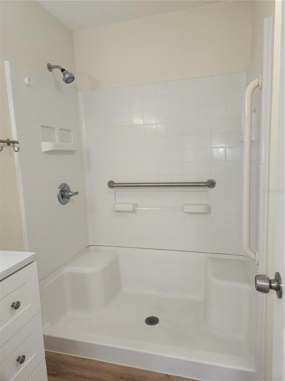 1652 Southwest Harlem Circle Arcadia, FL 34266 - Photo 12 of 17 a bathroom with a bathtub