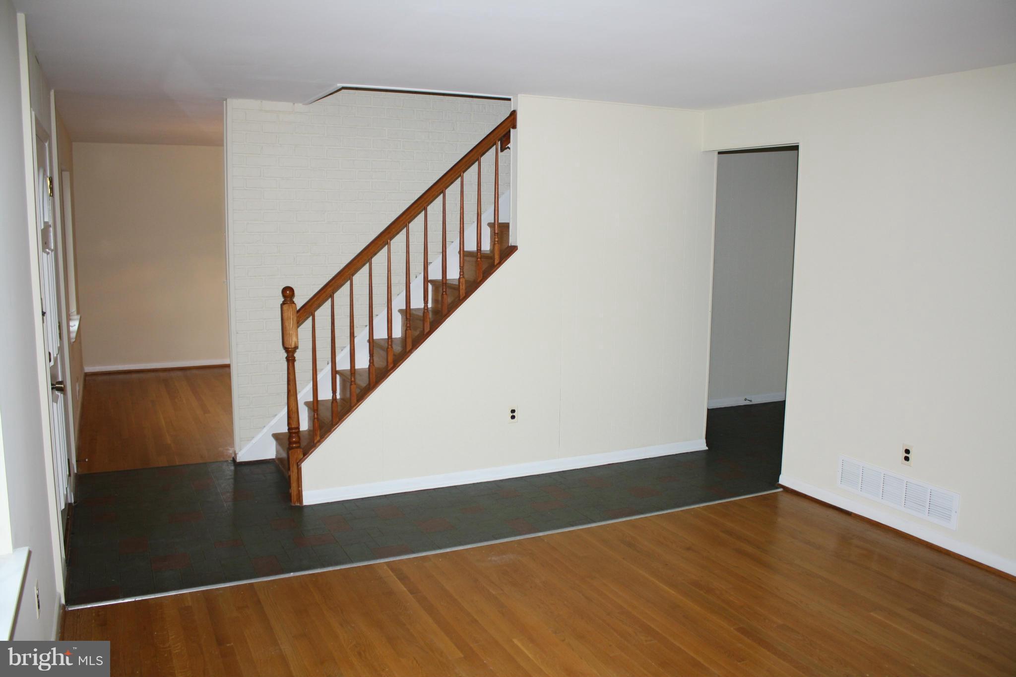 1527 Adamsview Road Catonsville, MD 21228 - Photo 3 of 30 Living Room