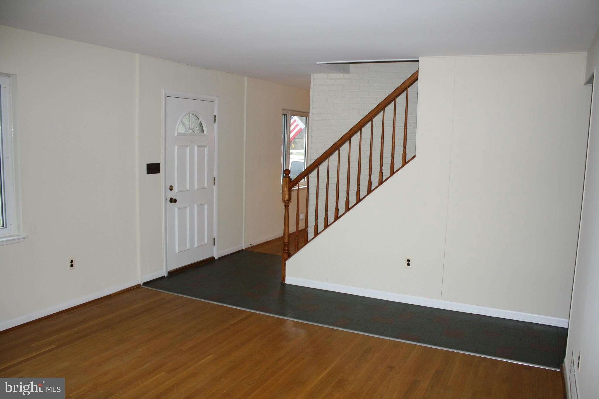 1527 Adamsview Road Catonsville, MD 21228 - Photo 4 of 30 Living Room