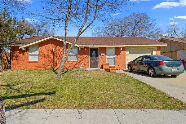 $2,250 | 802 La Fiesta Drive, Grand Prairie, TX 75052