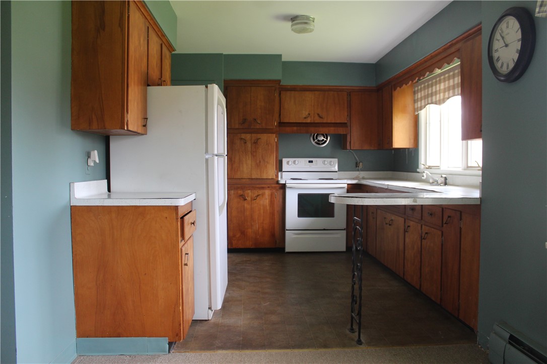 2247 Ridge Road Ontario, NY 14519 - Photo 17 of 36 Fridge & Stove included