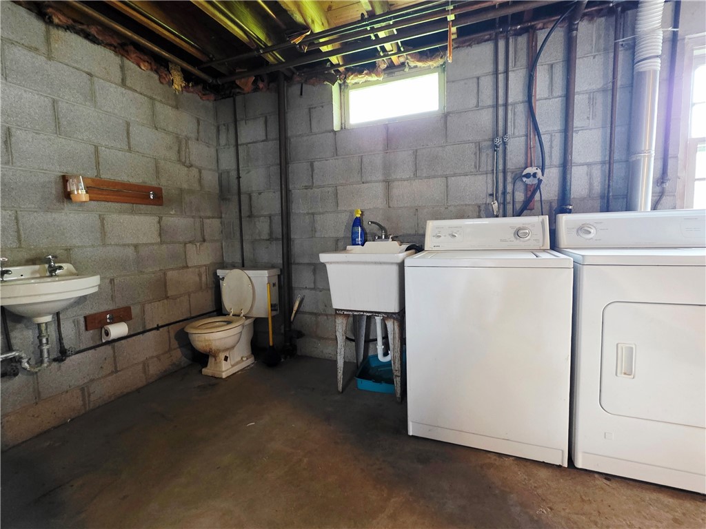 2247 Ridge Road Ontario, NY 14519 - Photo 32 of 36 1/4 Bath and laudry