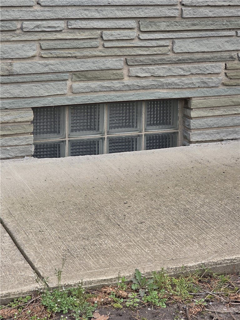 2247 Ridge Road Ontario, NY 14519 - Photo 7 of 36 Newer block windows