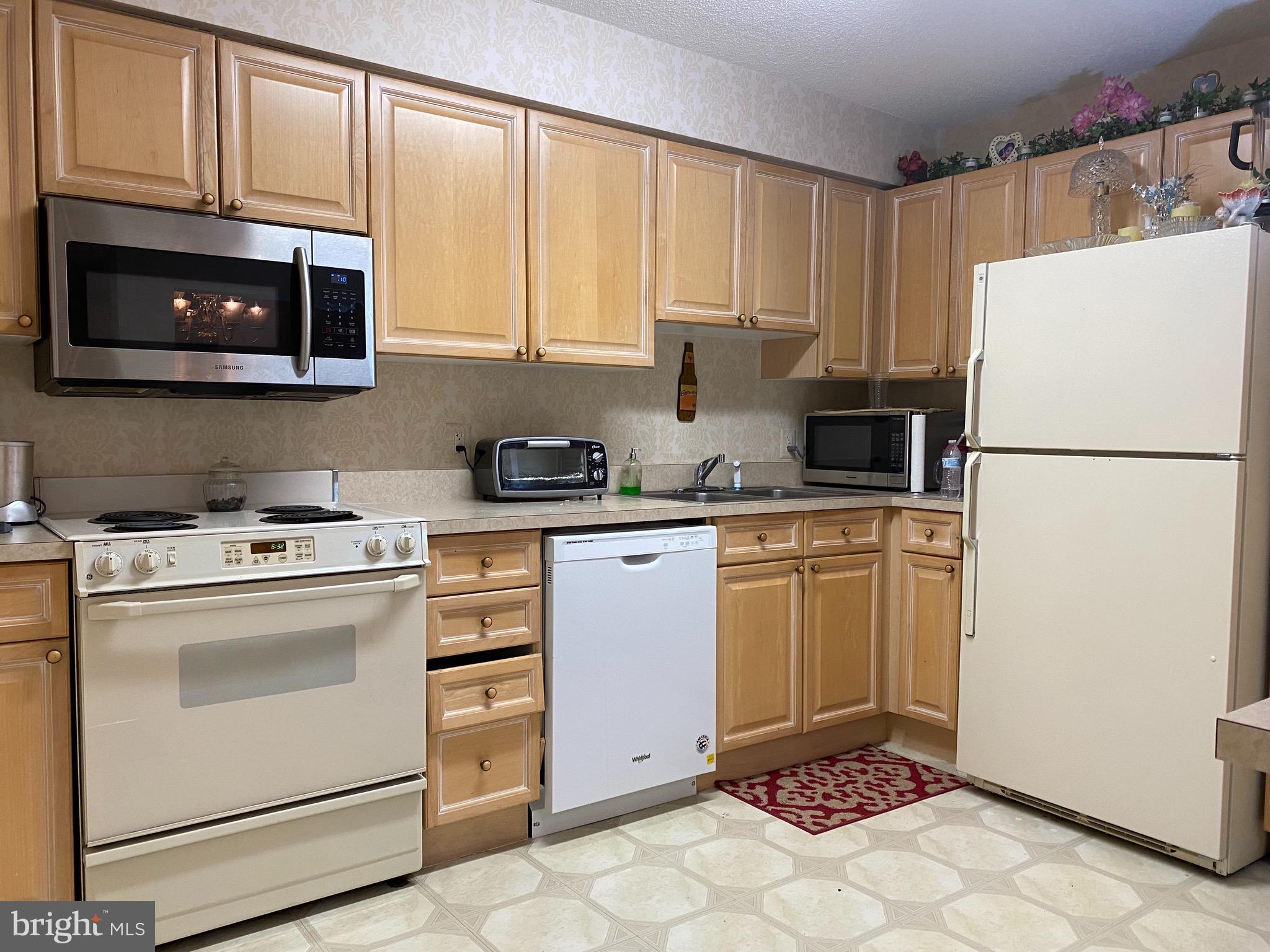 19385 Cypress Ridge Terrace, Unit 802 Leesburg, VA 20176 - Photo 4 of 15 Wonderful kitchen with convenient open view