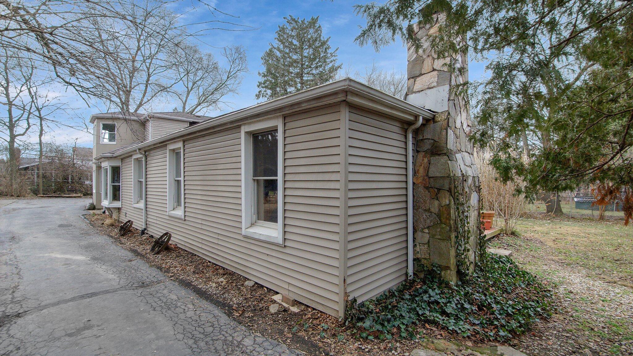 2751 Clifton Road Columbus, OH 43221 - Photo 4 of 62 Side entry