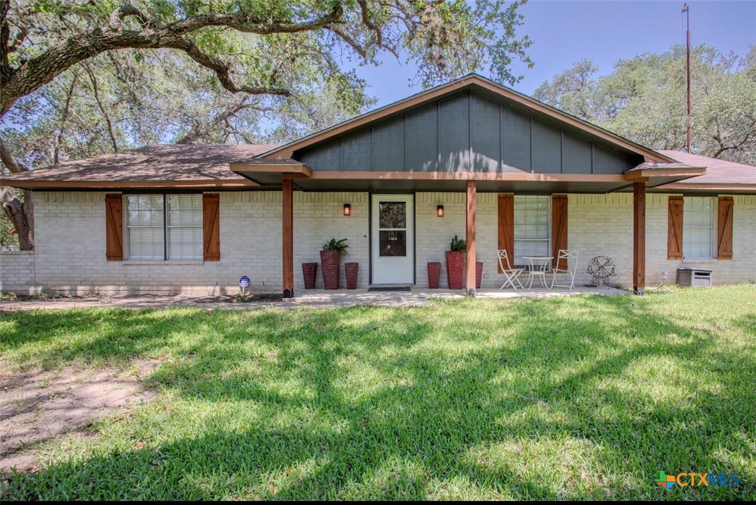 188 Cavalry Road Victoria, TX 77905 - Photo 2 of 30 front view of a house with a yard