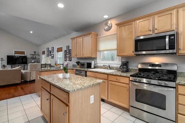 $894,900 | 5 Hazelton Lane, South Kingstown, RI 02892