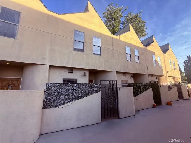 $560,000 | 14256 Victory Boulevard, Unit 3, Van Nuys, CA 91401