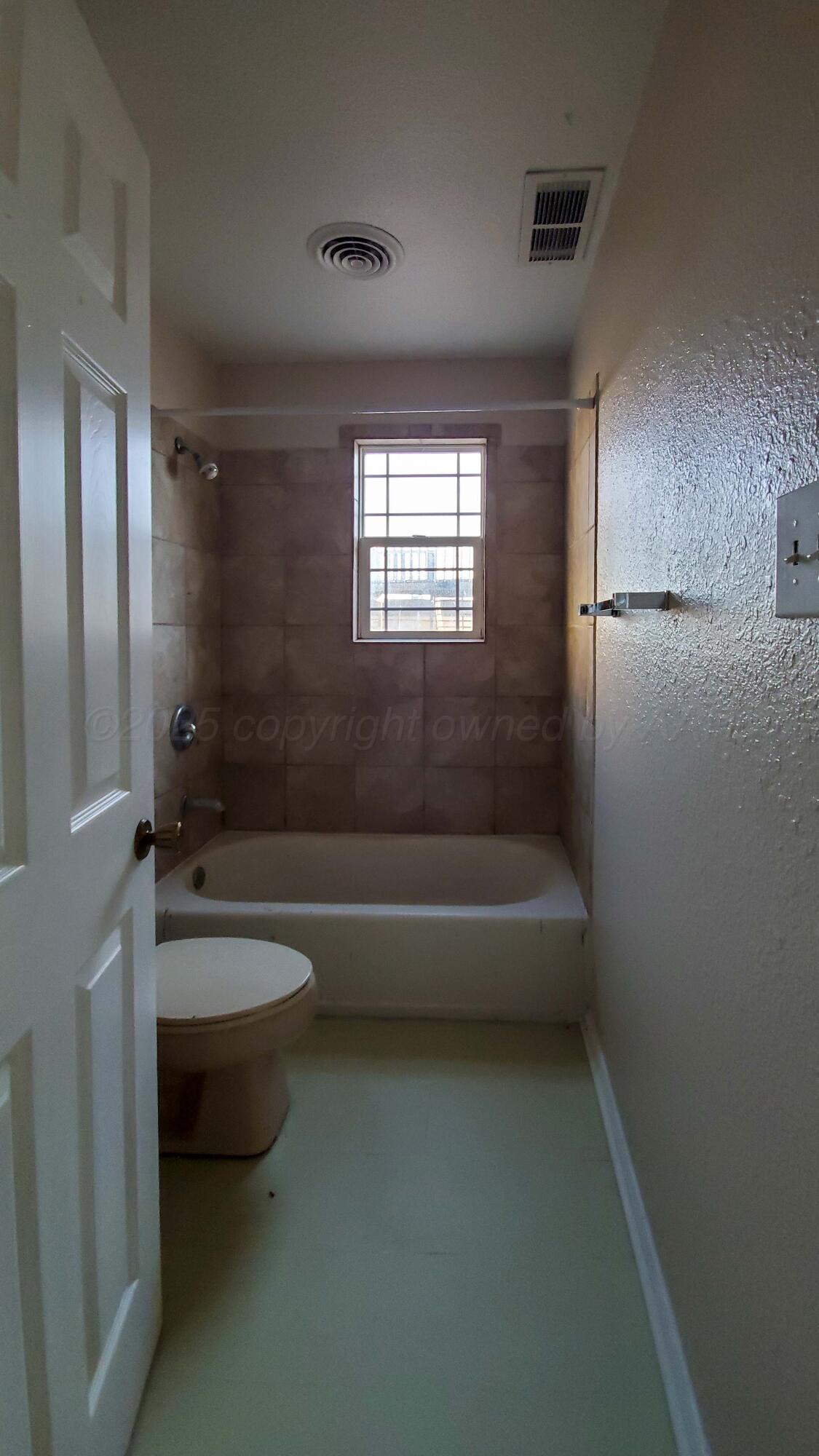 809 South Bryan Street Amarillo, TX 79106 - Photo 11 of 22 a bathroom with a bathtub and a toilet