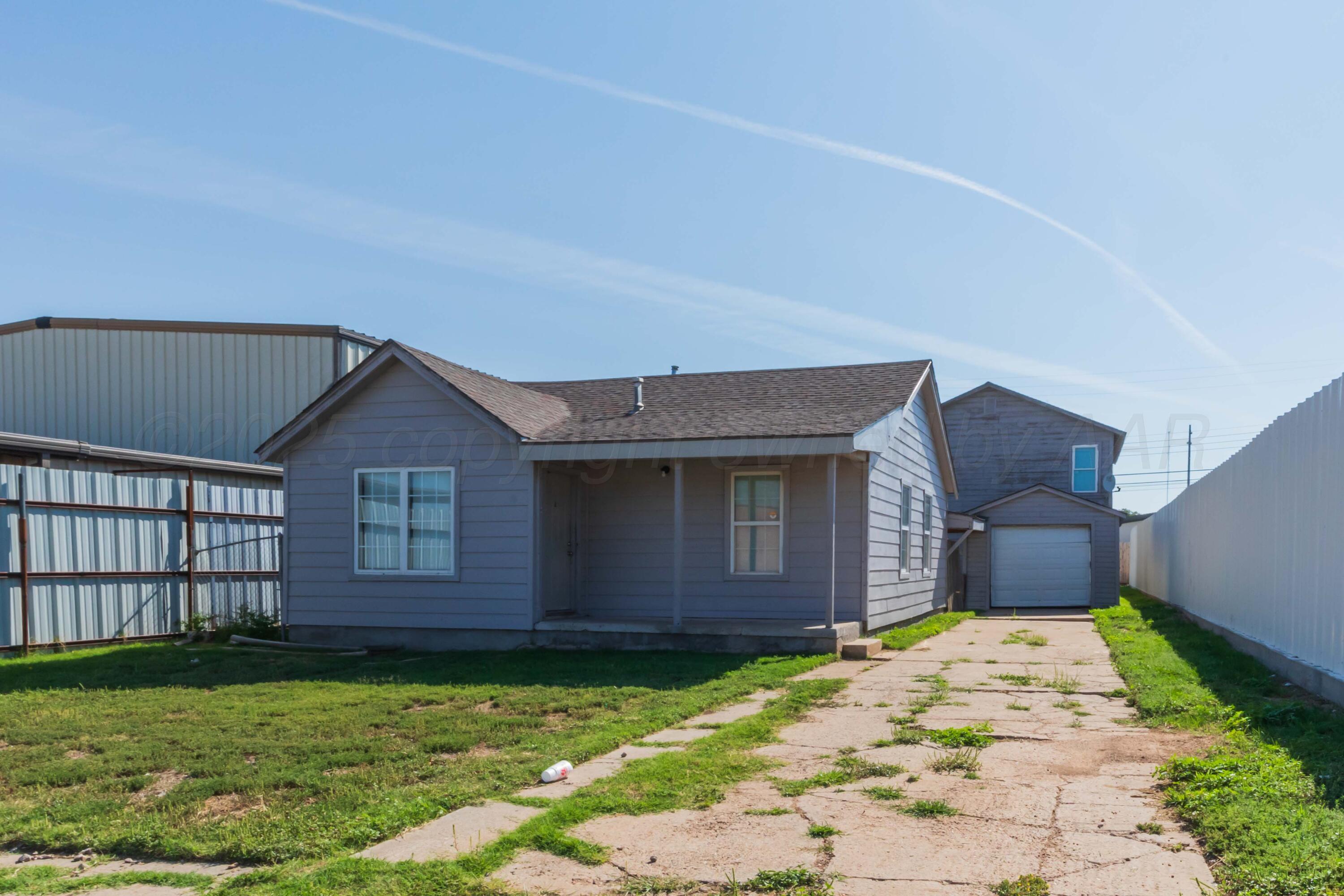 809 South Bryan Street Amarillo, TX 79106 - Photo 2 of 22 a front view of a house with garden