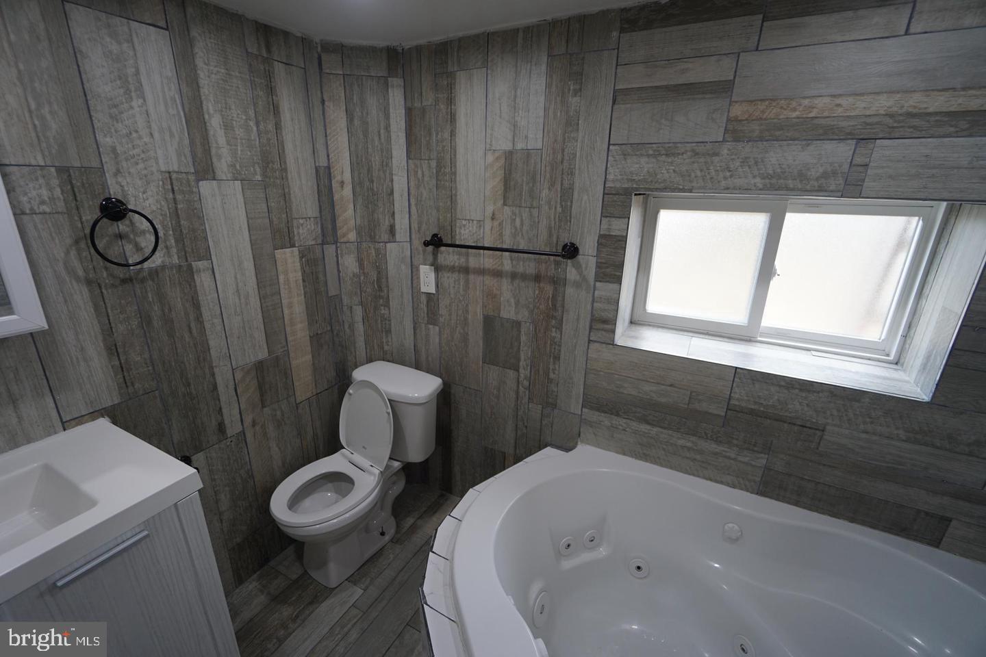 121 Walnut Avenue Croydon, PA 19021 - Photo 19 of 32 First floor bath jetted tub