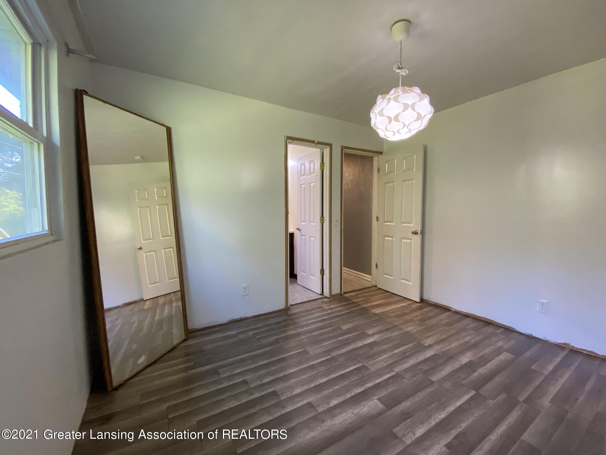 8650 West Jason Road St. Johns, MI 48879 - Photo 13 of 37 13 Primary room with laminate flooring