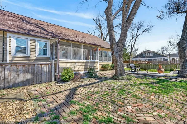 $2,349 | 212 North Grand Avenue, Waxahachie, TX 75165