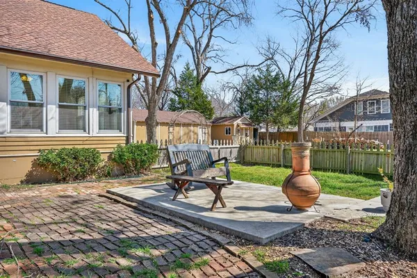 $2,349 | 212 North Grand Avenue, Waxahachie, TX 75165