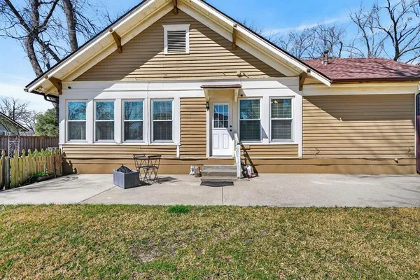 $2,349 | 212 North Grand Avenue, Waxahachie, TX 75165