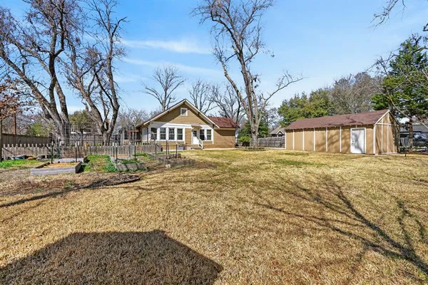 $2,349 | 212 North Grand Avenue, Waxahachie, TX 75165
