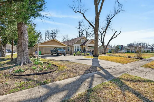 $2,349 | 212 North Grand Avenue, Waxahachie, TX 75165