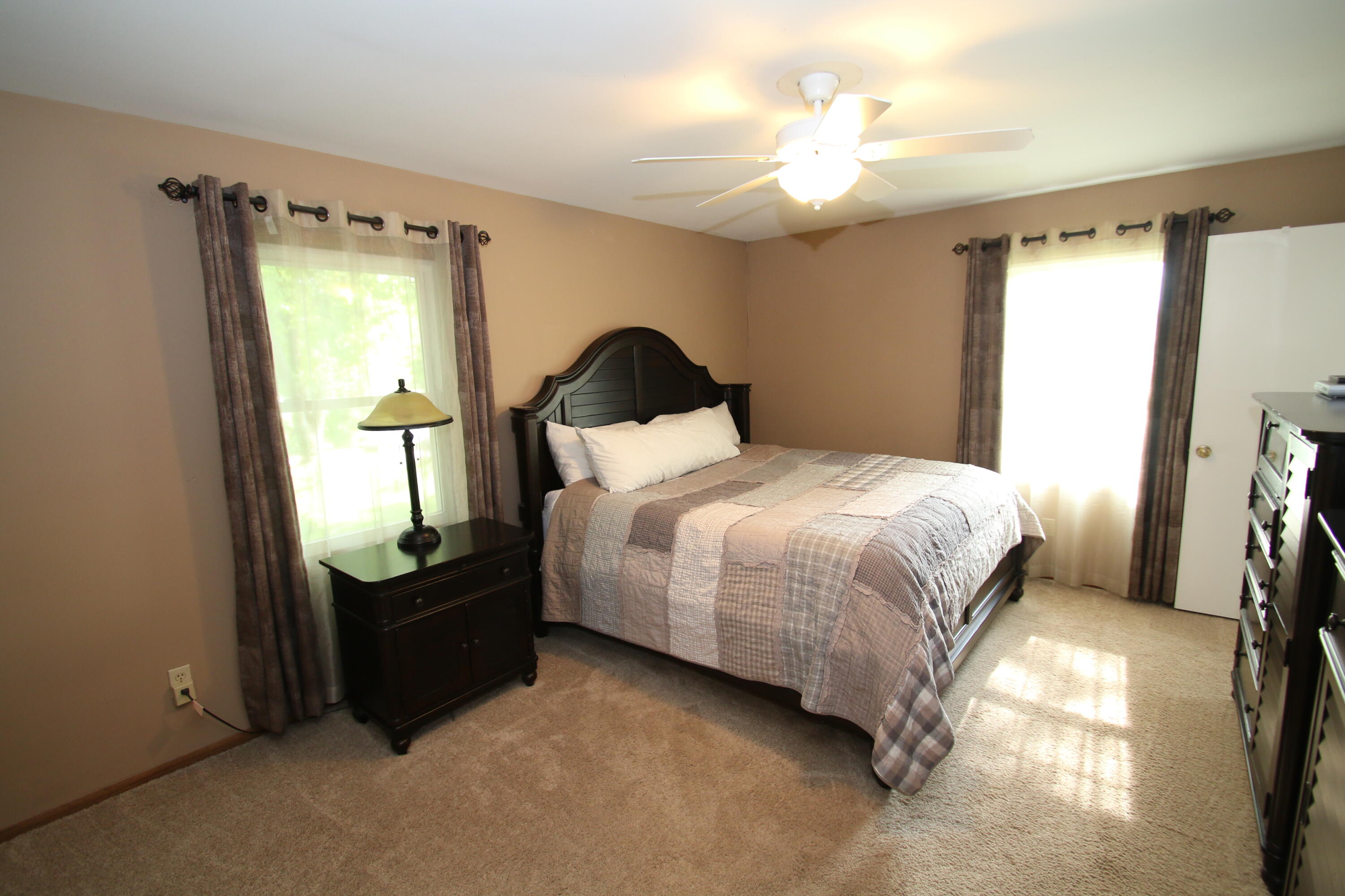 1400 South Ridgeway Road New Berlin, WI 53146 - Photo 16 of 31 Primary Bedroom