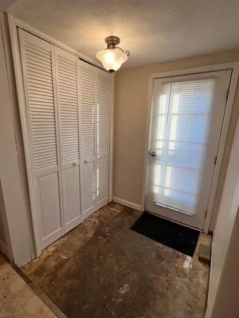 a view of entryway with window