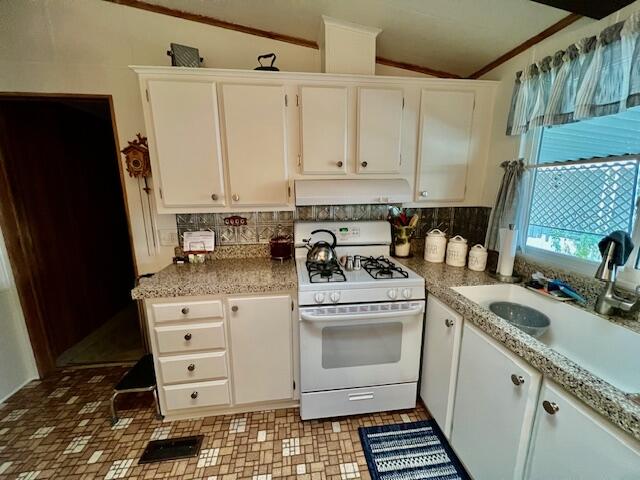 180 South Main Street, Unit SPC 36 Red Bluff, CA 96080 - Photo 8 of 18 a kitchen with a stove and a refrigerator