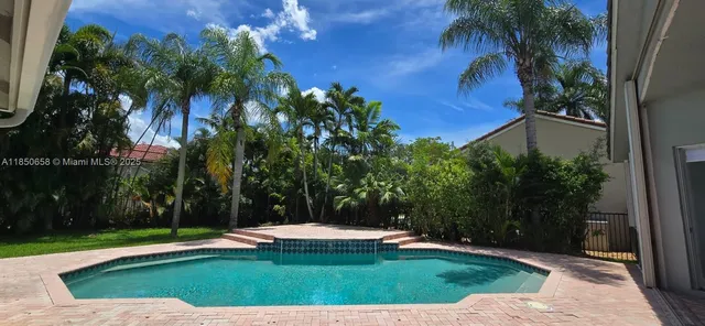 a view of a backyard