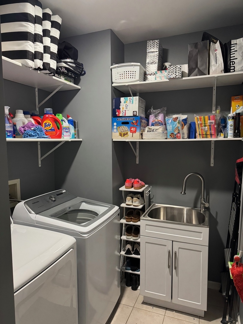 2827 White Thorn Circle Naperville, IL 60564 - Photo 21 of 26 a utility room with washer and dryer