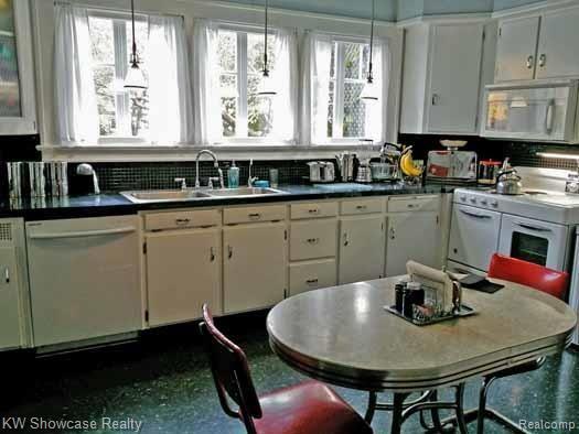 93 Cherokee Road Pontiac, MI 48341 - Photo 21 of 31 cherokee kitchen 2.jpg