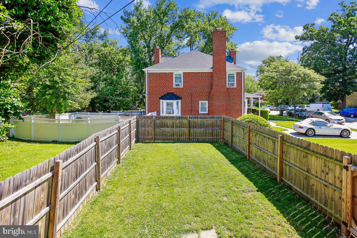 4818 Lindsay Road Baltimore, MD 21229 - Photo 29 of 29 Fenced Side Yard
