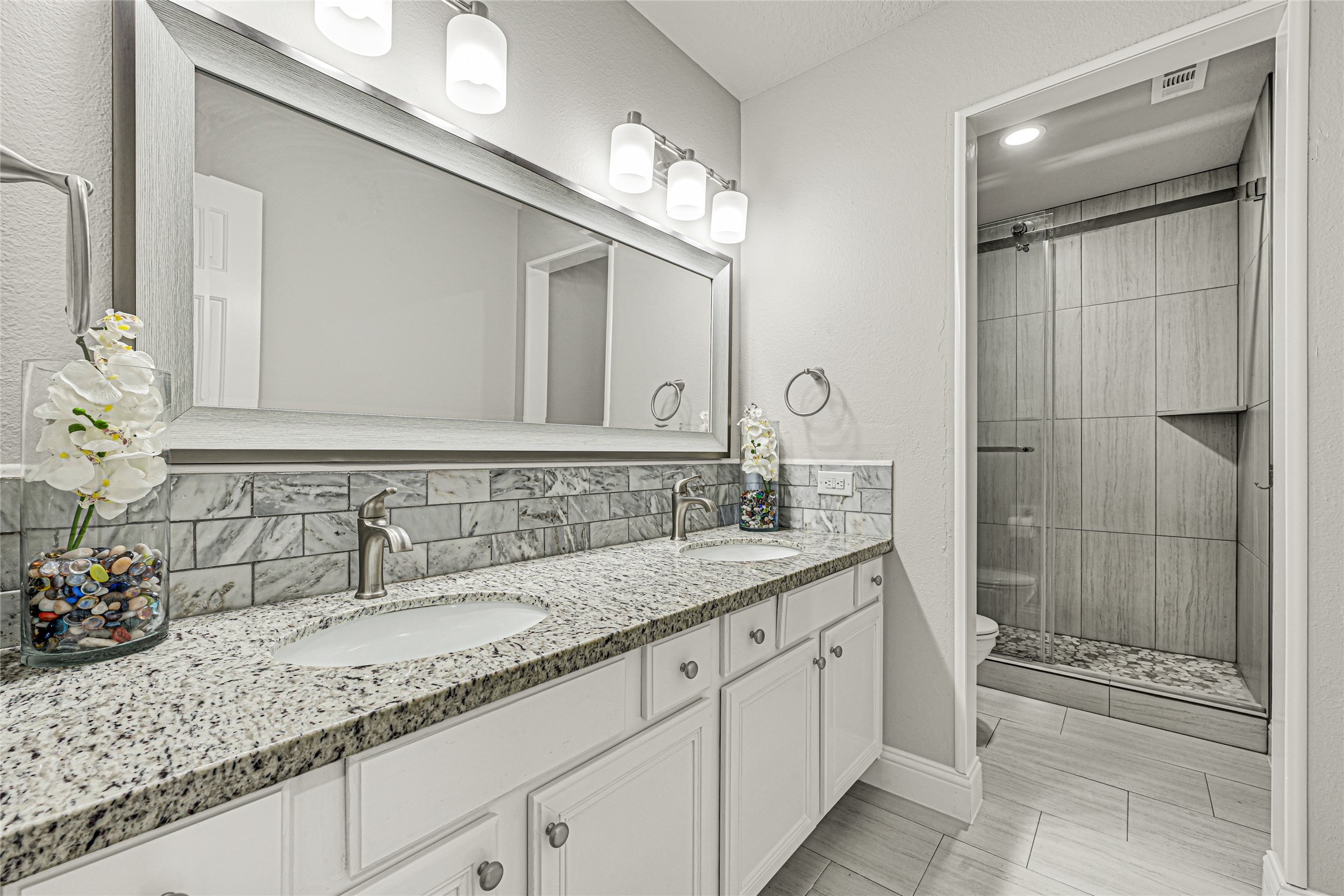 28402 Ascot Farms Road Magnolia, TX 77354 - Photo 31 of 40 Secondary Bathroom