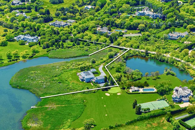 a view of a tennis court
