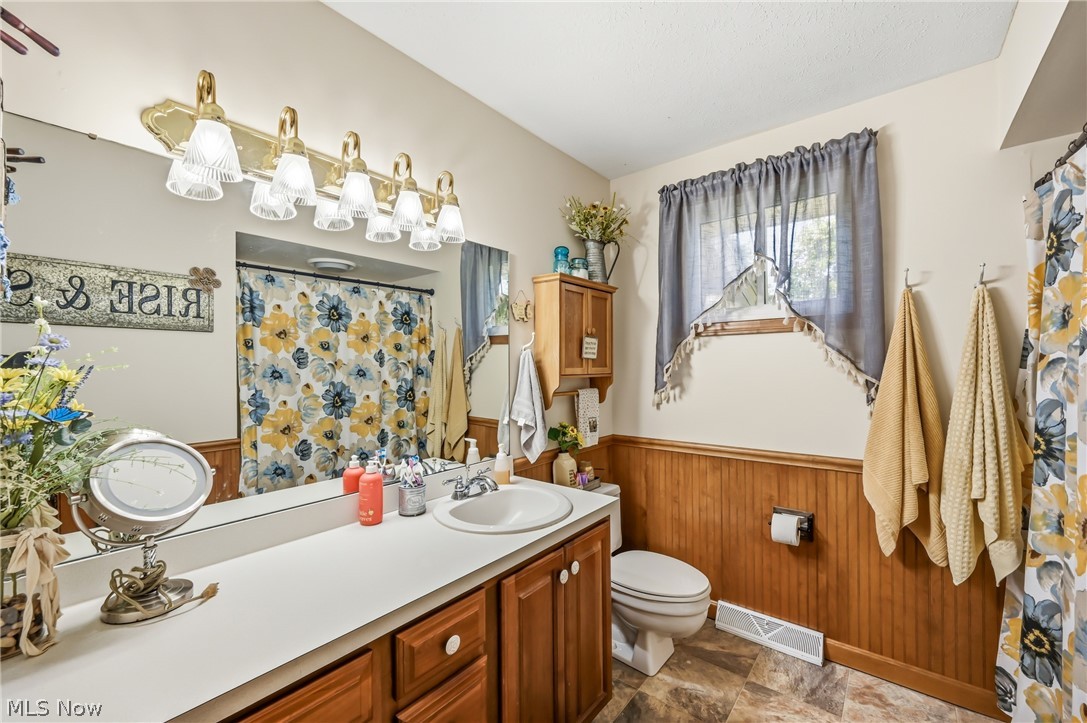 6127 Columbus Road Northeast Louisville, OH 44641 - Photo 20 of 49 Full bathroom