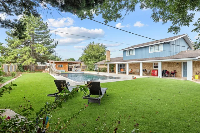 a view of a house with a backyard