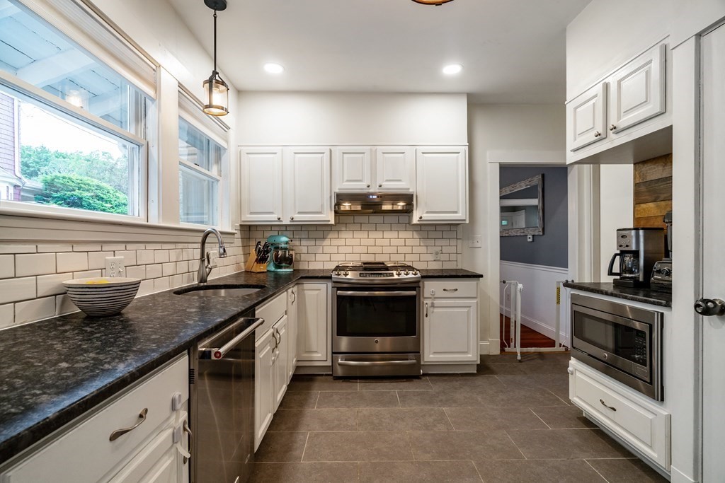 44 Temple Street Reading, MA 01867 - Photo 8 of 29