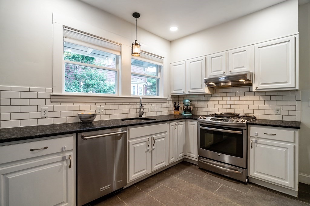 44 Temple Street Reading, MA 01867 - Photo 9 of 29