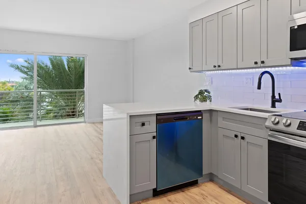 $1,890 | 2900 Northeast 30th Street, Unit 5D, Fort Lauderdale, FL 33306
