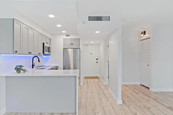 $1,890 | 2900 Northeast 30th Street, Unit 5D, Fort Lauderdale, FL 33306