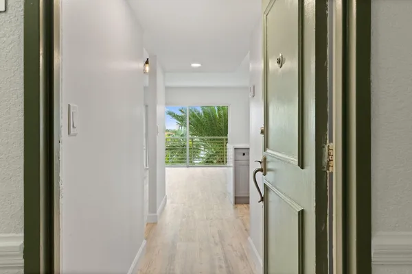 $1,890 | 2900 Northeast 30th Street, Unit 5D, Fort Lauderdale, FL 33306