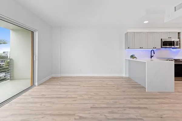$1,890 | 2900 Northeast 30th Street, Unit 5D, Fort Lauderdale, FL 33306