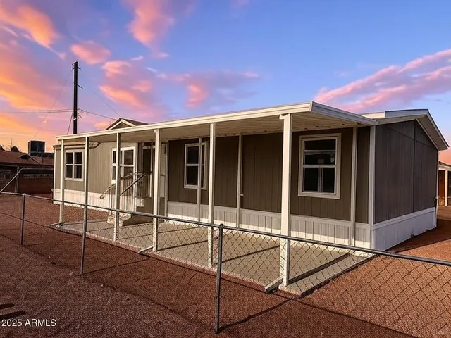 a view of a house with backyard