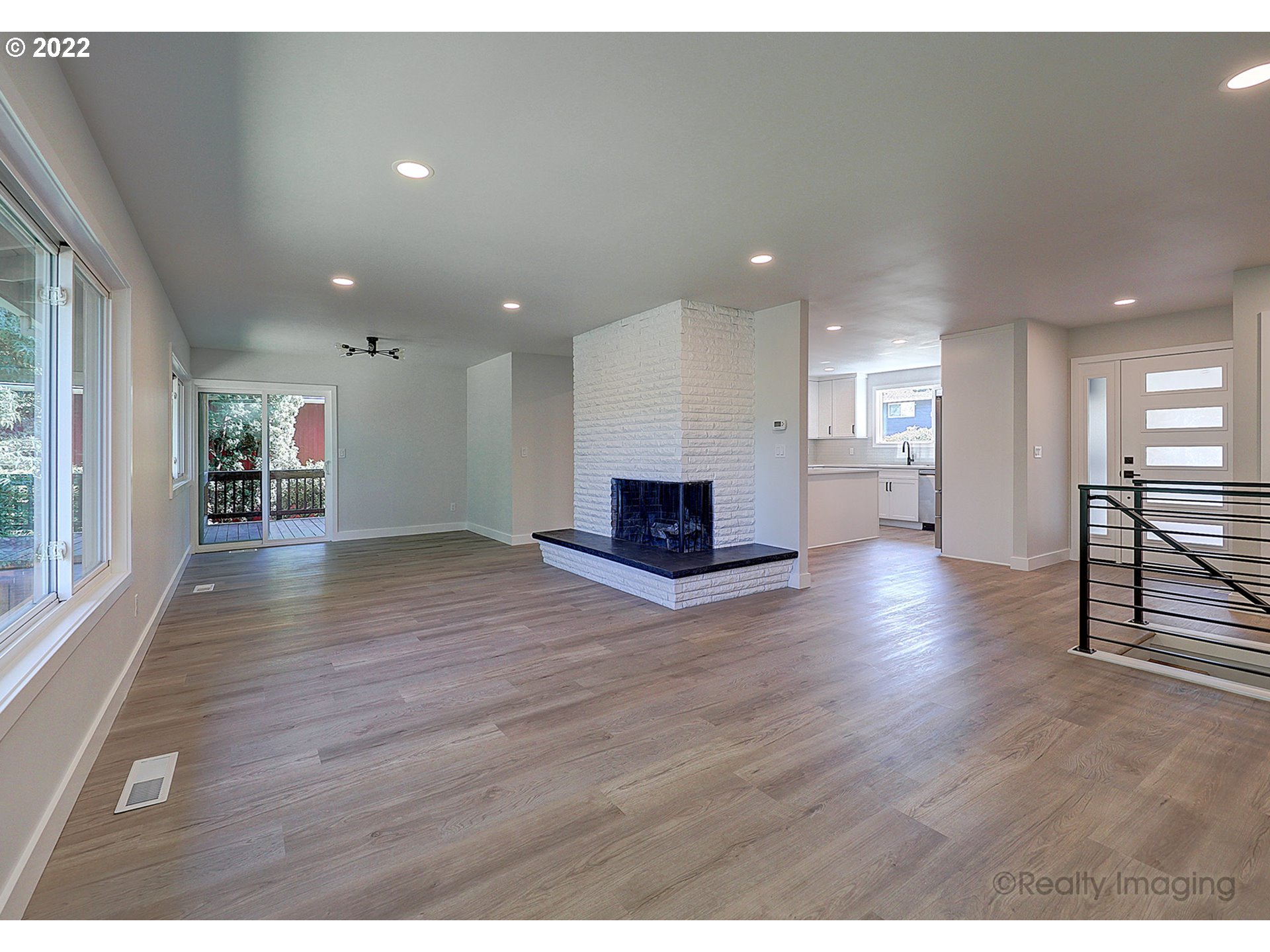 Living Room/Entrance