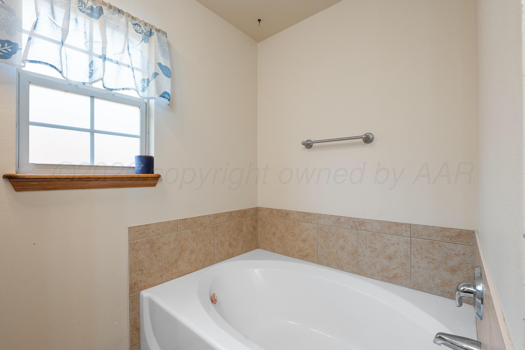 4010 Ross Street Amarillo, TX 79118 - Photo 16 of 26 Large soaking tub