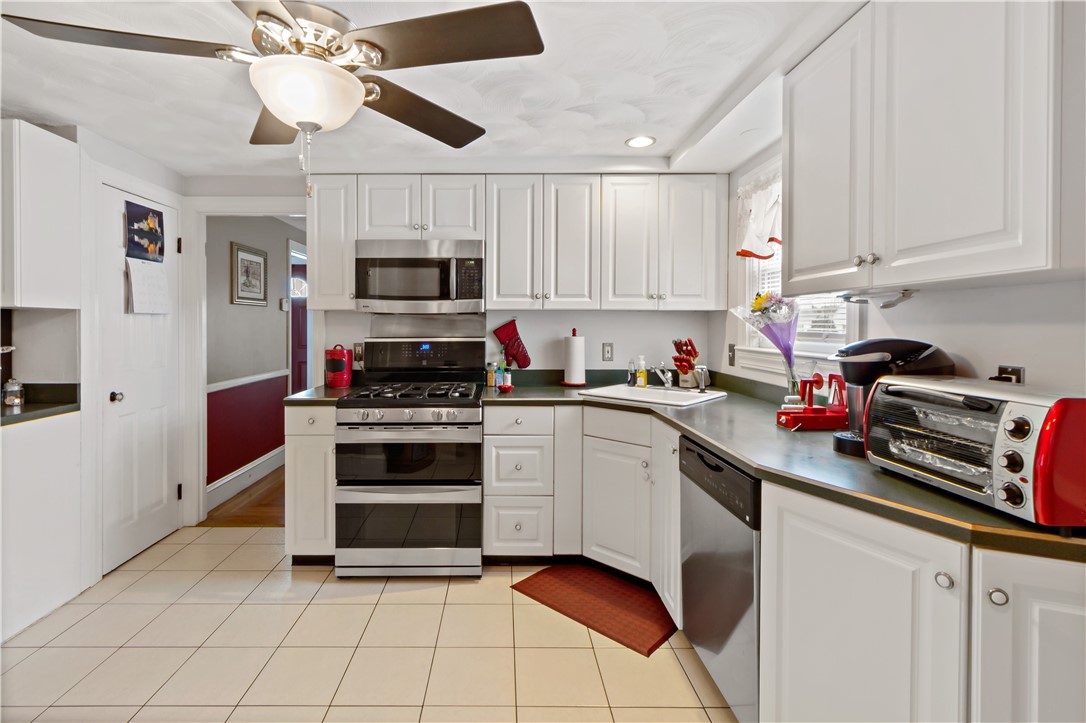 180 Calaman Road Cranston, RI 02910 - Photo 7 of 33