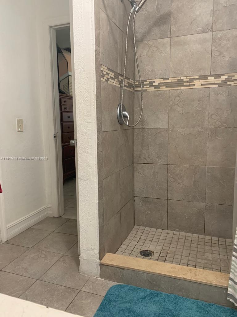 506 Jersey Road West Lehigh Acres, FL 33936 - Photo 5 of 10 a bathroom with a shower